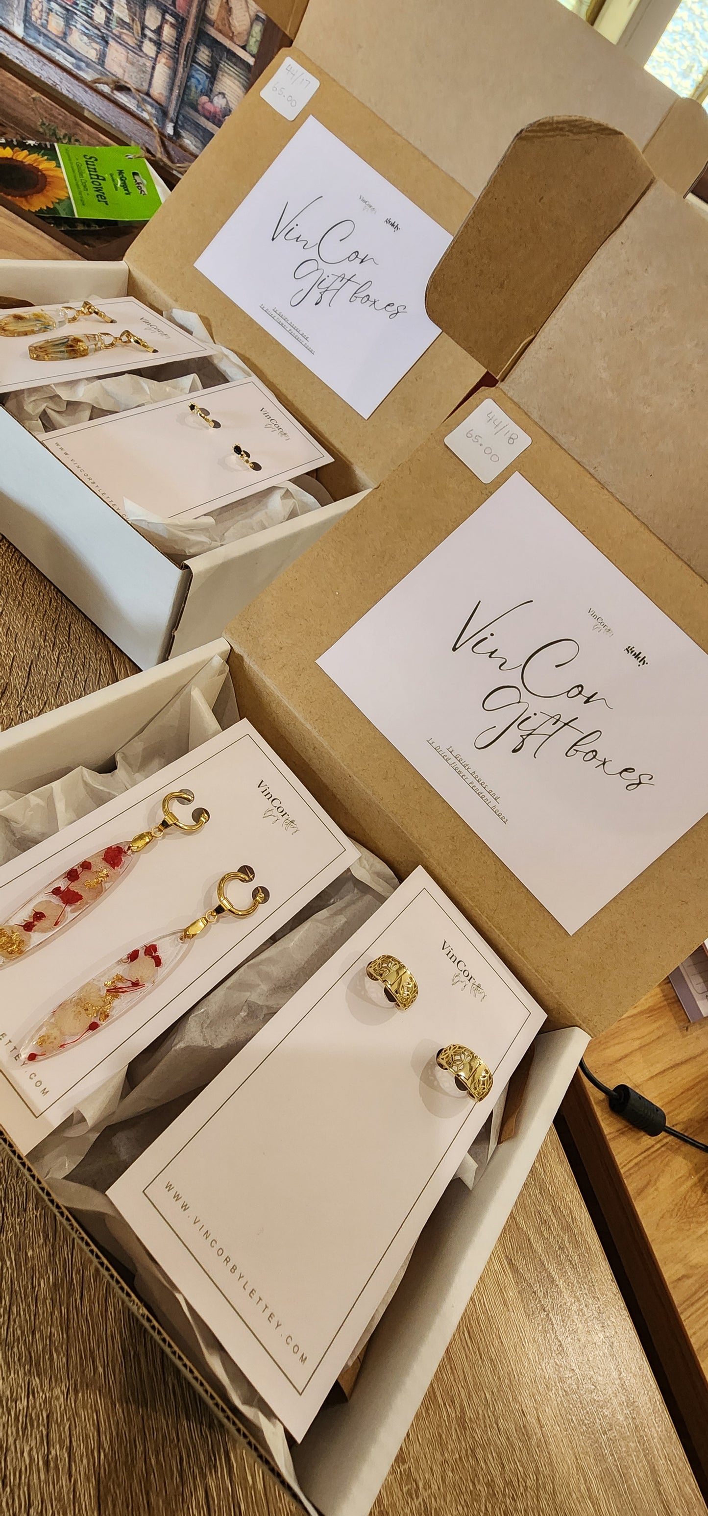 Dried flower Pendant and Gold Basics Giftbox